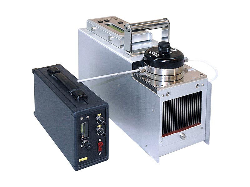 Mirror surface cooling type dew point meters